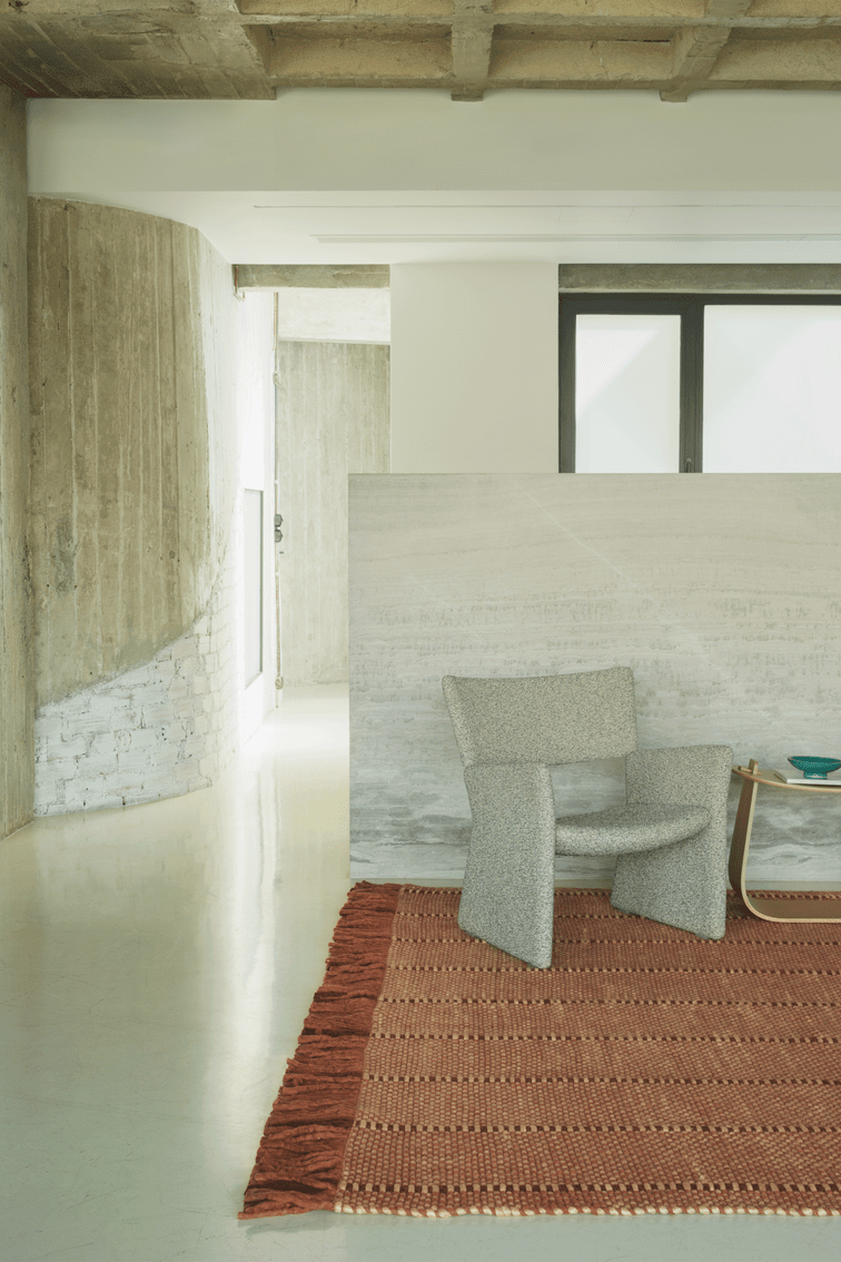 Layered x Massproductions Cord Burgundy Rust gestreifter Wollteppich, im Wohnzimmer
