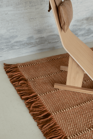 Layered x Massproductions Cord Burgundy Rust gestreifter Wollteppich, Detail von Gewebe und Fransen