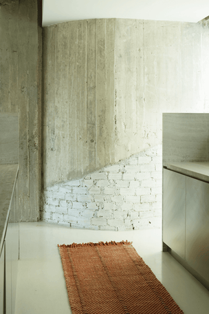 Layered x Massproductions Cord Burgundy Rust gestreifter Wollteppich, Läufer im Wohnraum