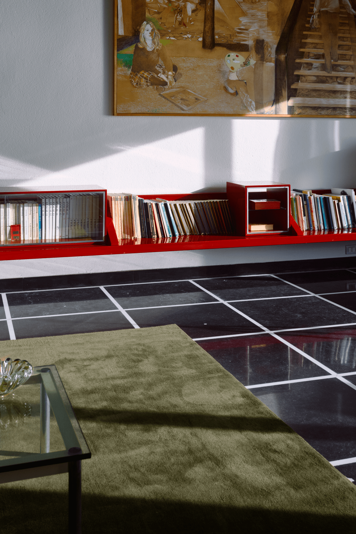 Layered Solid Wool Capulet Olive olijfgroen wollen vloerkleed, in een woonkamer
