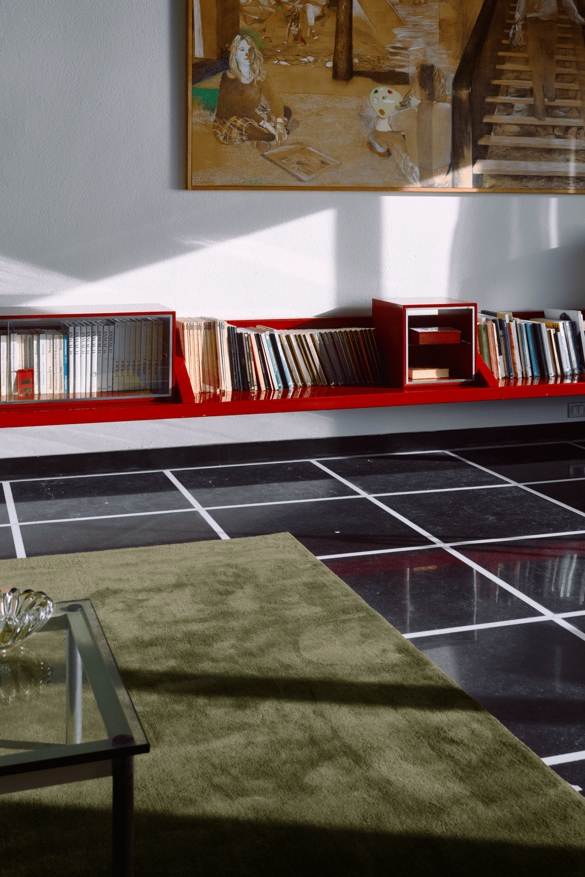 Layered Solid Wool Capulet Olive olijfgroen wollen vloerkleed, in een woonkamer