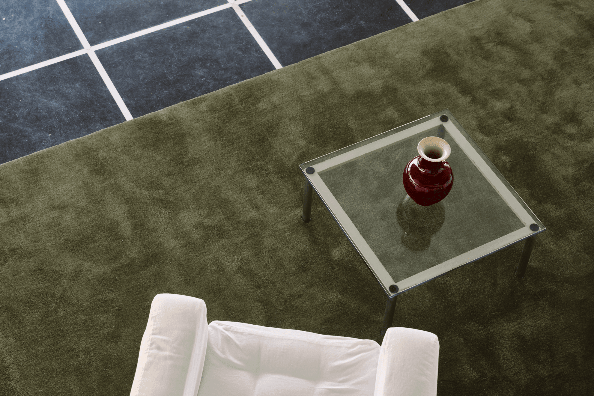 Layered Solid Wool Capulet Olive olijfgroen wollen vloerkleed, close up in een interieur