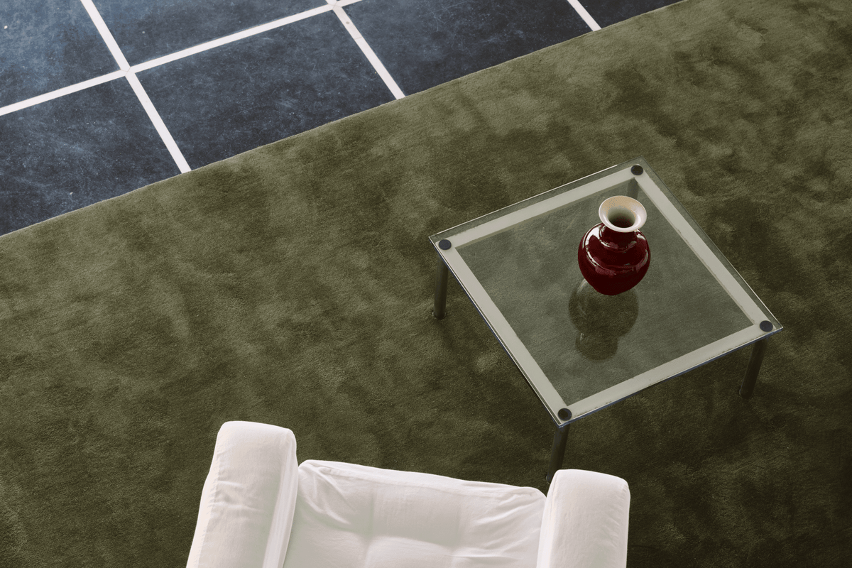 Layered Solid Wool Capulet Olive olijfgroen wollen vloerkleed, close up in een interieur