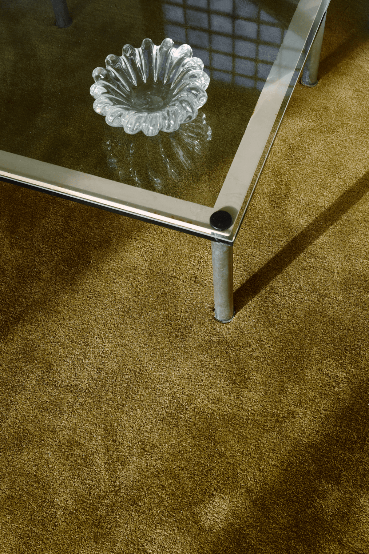 Layered Solid Wool Green Umber olijfbruin wollen vloerkleed, detail van de wol