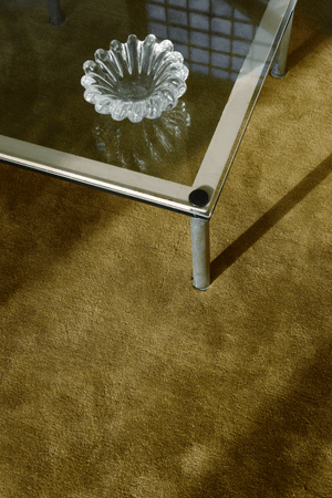 Layered Solid Wool Green Umber olijfbruin wollen vloerkleed, detail van de wol