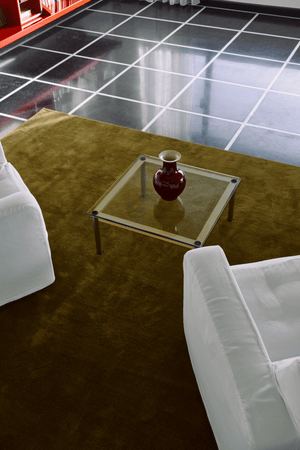 Layered Solid Wool Green Umber olijfbruin wollen vloerkleed, close up in een interieur