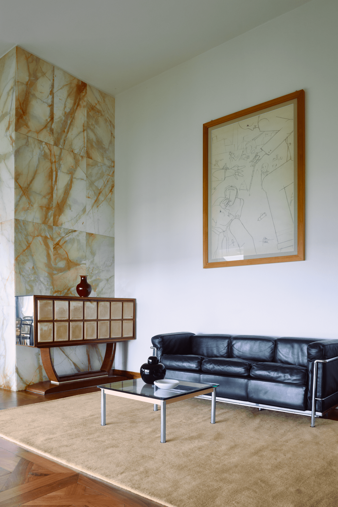 Layered Solid Wool Soft Yellow tapis en laine jaune pâle, dans un salon