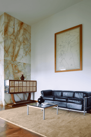 Layered Solid Wool Soft Yellow tapis en laine jaune pâle, dans un salon