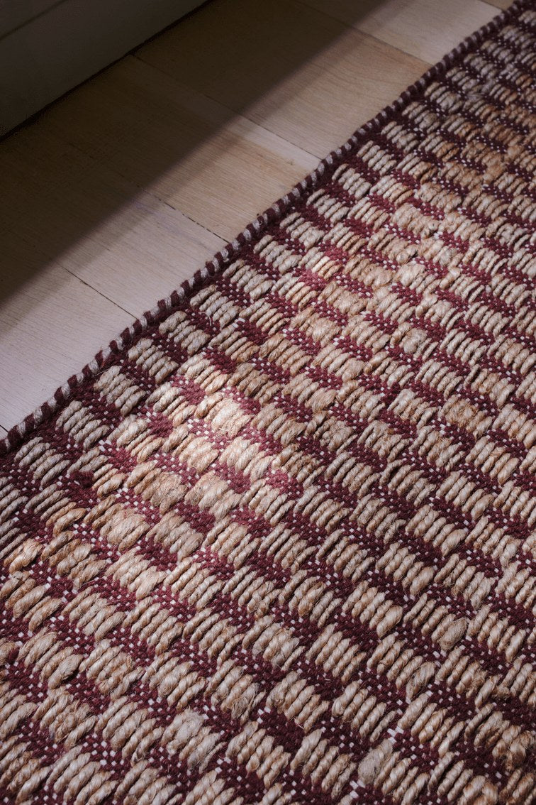 Layered Barley Burgundy bordeaux vloerkleed in jute en wol, detail van het weefsel in jute en wol