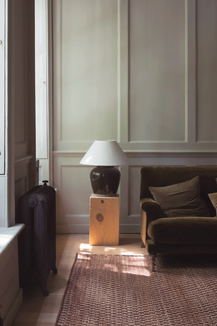 Layered Barley Burgundy bordeaux vloerkleed in jute en wol, in een interieur