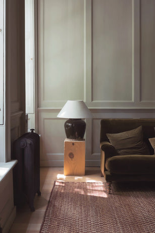 Layered Barley Burgundy bordeaux vloerkleed in jute en wol, in een interieur