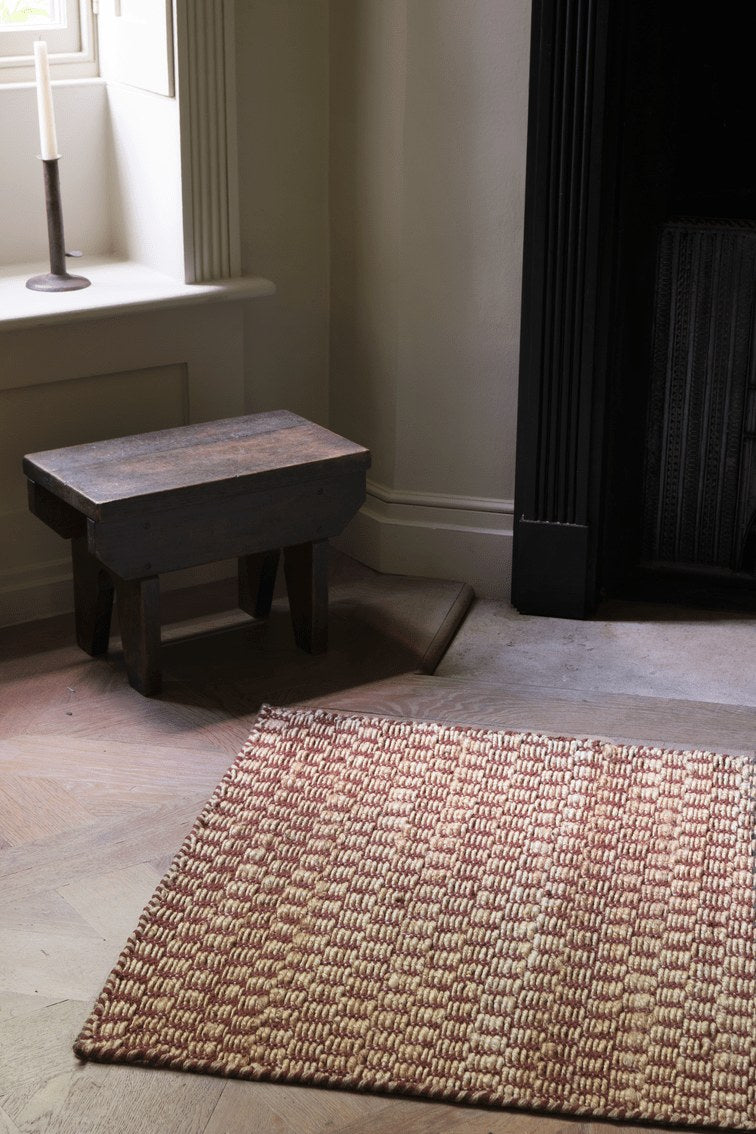 Layered Barley Burgundy bordeaux vloerkleed in jute en wol, in een interieur