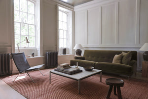 Layered Barley Burgundy bordeaux vloerkleed in jute en wol, in een woonkamer