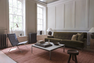 Layered Barley Burgundy bordeaux vloerkleed in jute en wol, in een woonkamer