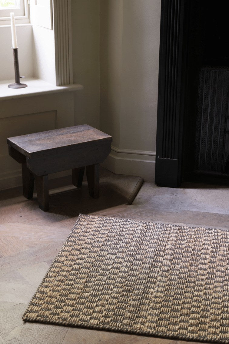 Layered Barley Chestnut brauner Teppich aus Jute und Wolle, im Wohnraum