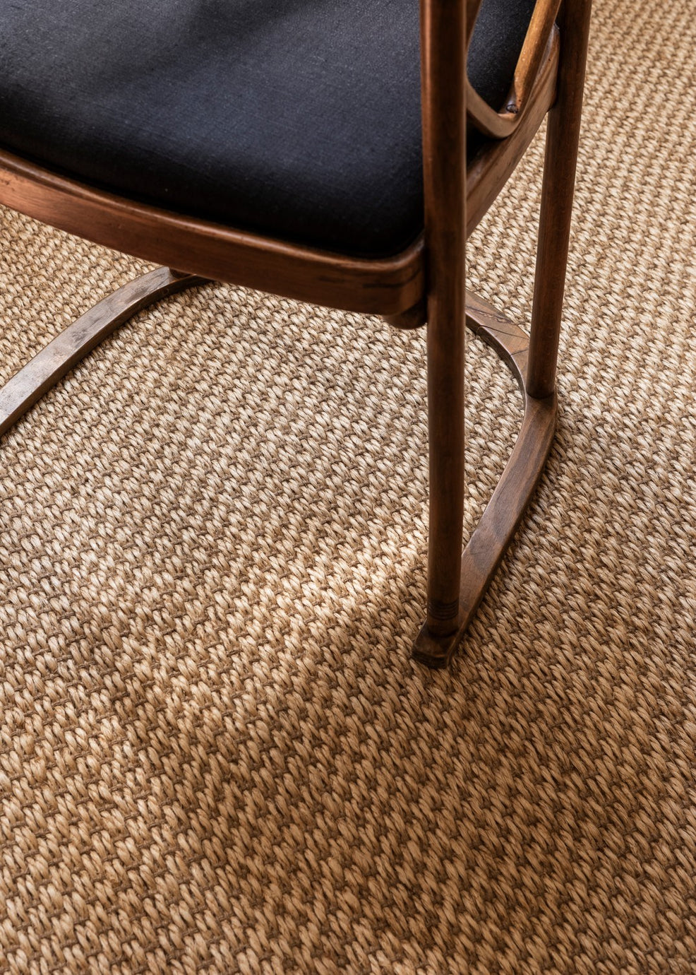 Layered Basket Weave Sisal Natural Sisalteppich in Natur, Detail des Korbgeflechts