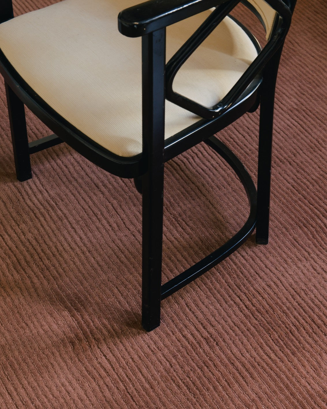 Layered Drift Wool Rust roestkleurig wollen vloerkleed, close up in een interieur