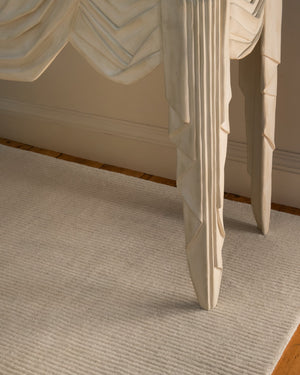 Layered Drift Wool Light Oatmeal Wollteppich in Beige, Nahaufnahme im Wohnraum