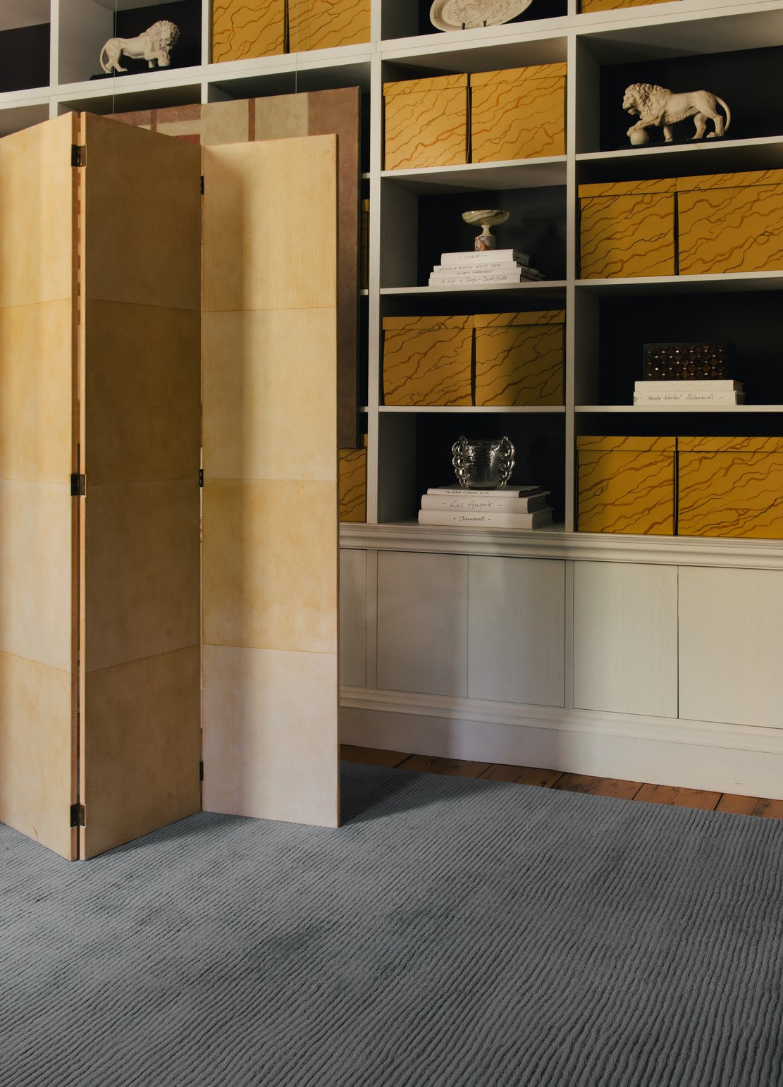 Layered Drift Wool Dusty Blue grijsblauw wollen vloerkleed, in een interieur