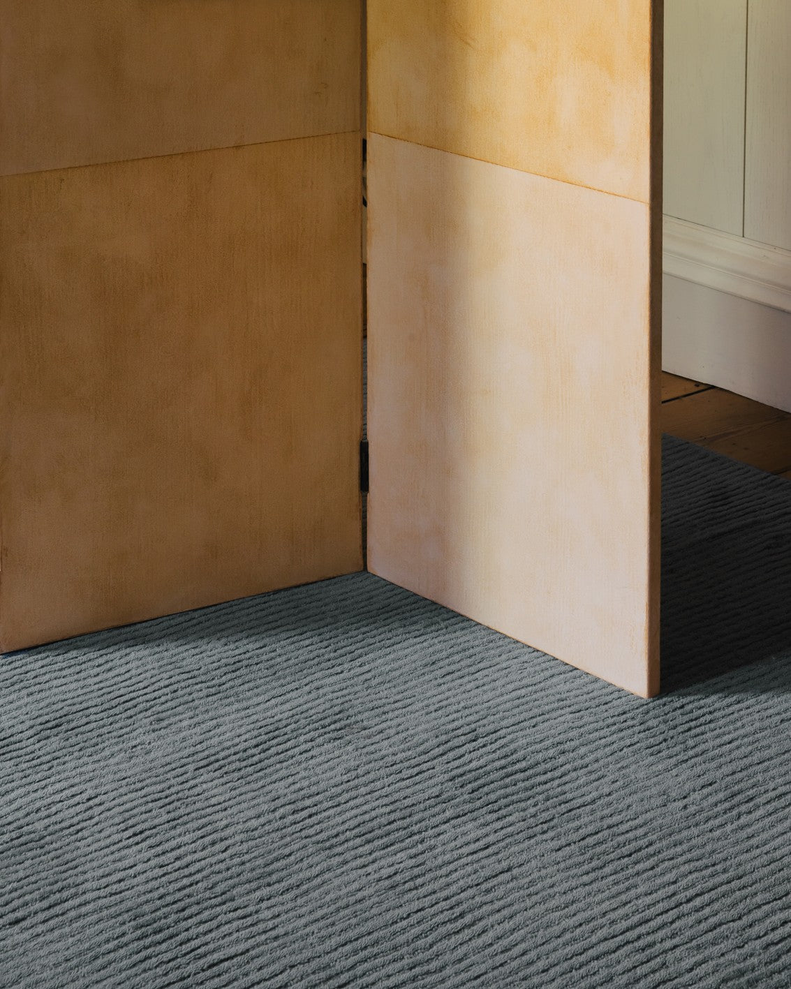 Layered Drift Wool Dusty Blue grijsblauw wollen vloerkleed, close up in een interieur