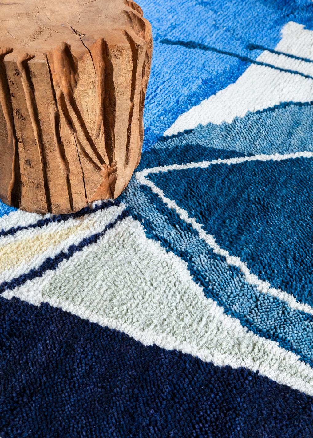 Layered x Heather Chontos Blue Lake handgeknoopt wollen vloerkleed, detail van de handgeknoopte wol