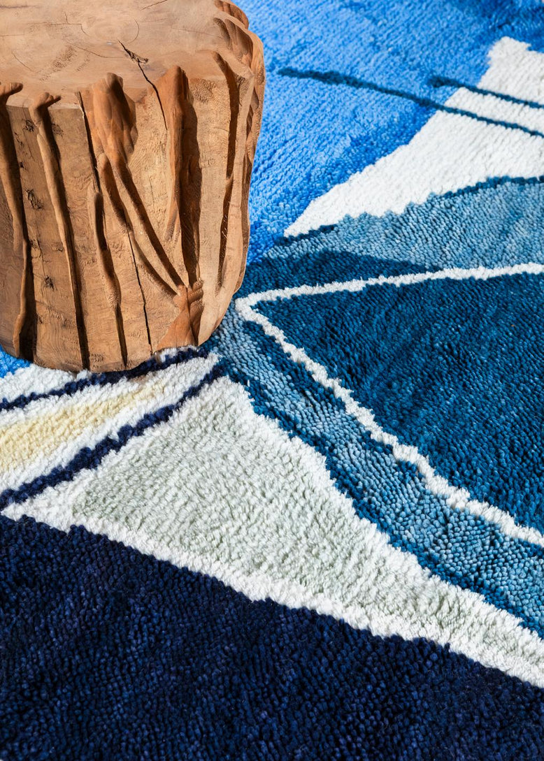 Layered x Heather Chontos Blue Lake handgeknoopt wollen vloerkleed, detail van de handgeknoopte wol