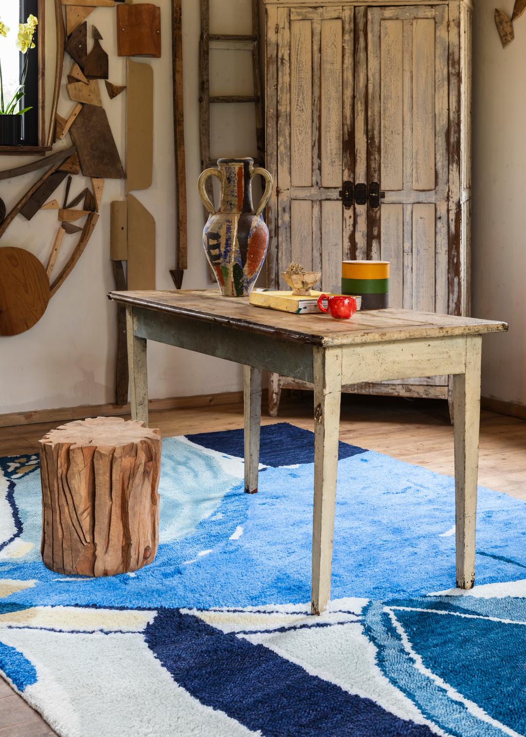 Layered x Heather Chontos Blue Lake handgeknoopt wollen vloerkleed, in een eetkamer