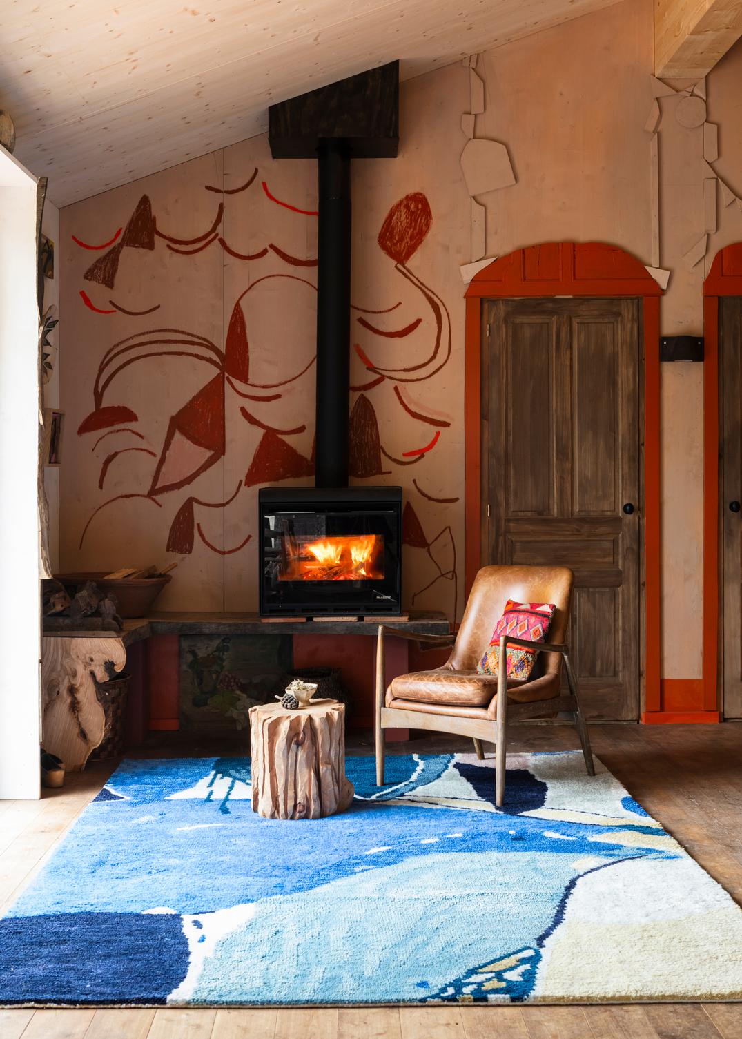 Layered x Heather Chontos Blue Lake handgeknoopt wollen vloerkleed, in een woonkamer