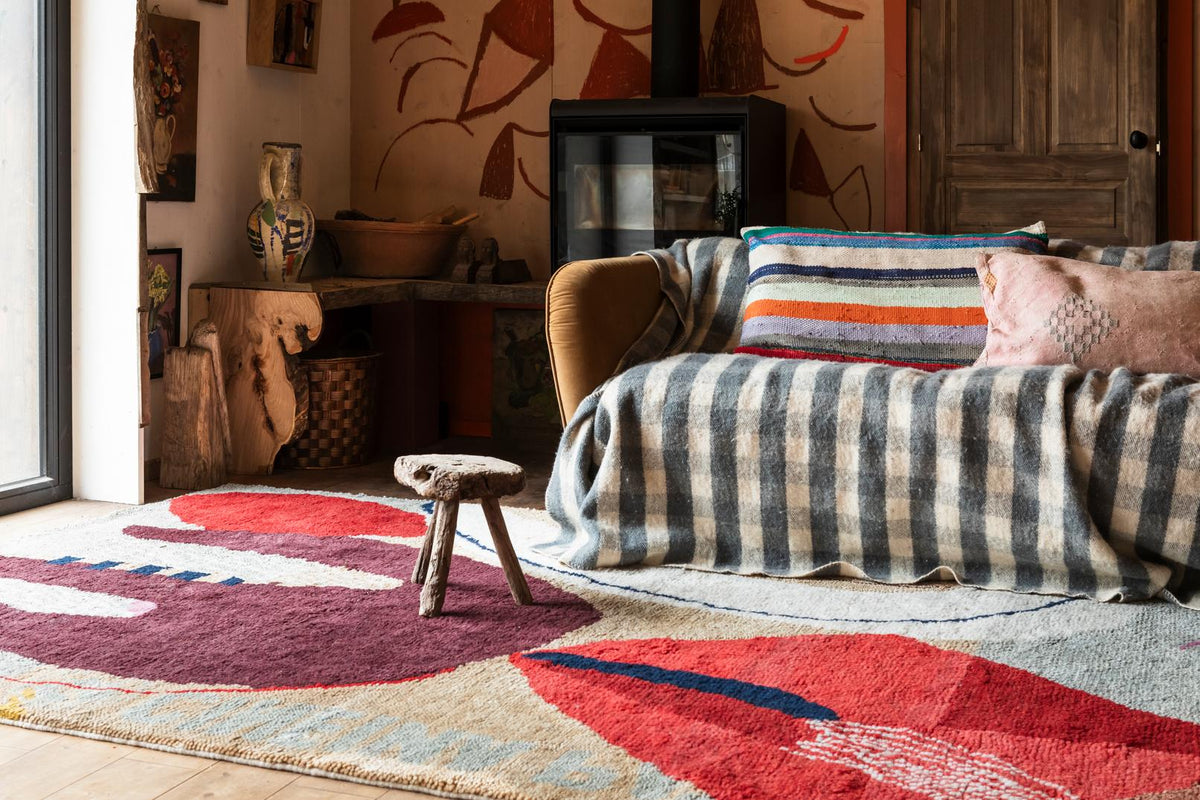 Layered x Heather Chontos Collage handgeknoopt wollen vloerkleed, in een woonkamer