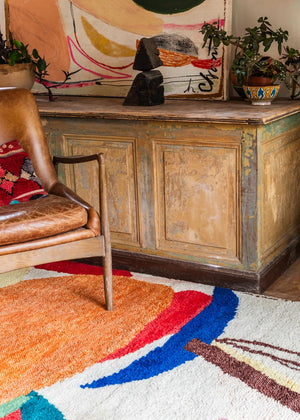 Layered x Heather Chontos Kaleidoscope handgeknoopt wollen vloerkleed, close up in een interieur