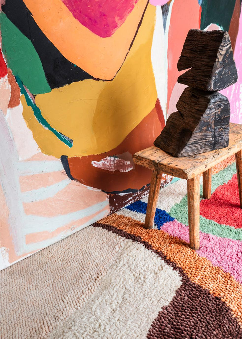 Layered x Heather Chontos Kaleidoscope handgeknoopt wollen vloerkleed, close up in een interieur
