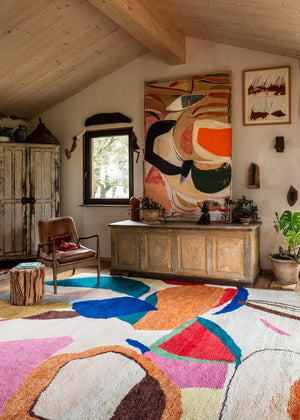 Layered x Heather Chontos Kaleidoscope handgeknoopt wollen vloerkleed, in een woonkamer