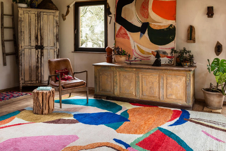 Layered x Heather Chontos Kaleidoscope handgeknoopt wollen vloerkleed, in een woonkamer