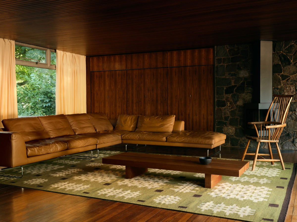 Layered x Tom Morris Ryg Bardsey Green platgeweven wollen vloerkleed, in een woonkamer
