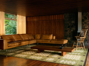 Layered x Tom Morris Ryg Bardsey Green platgeweven wollen vloerkleed, in een woonkamer