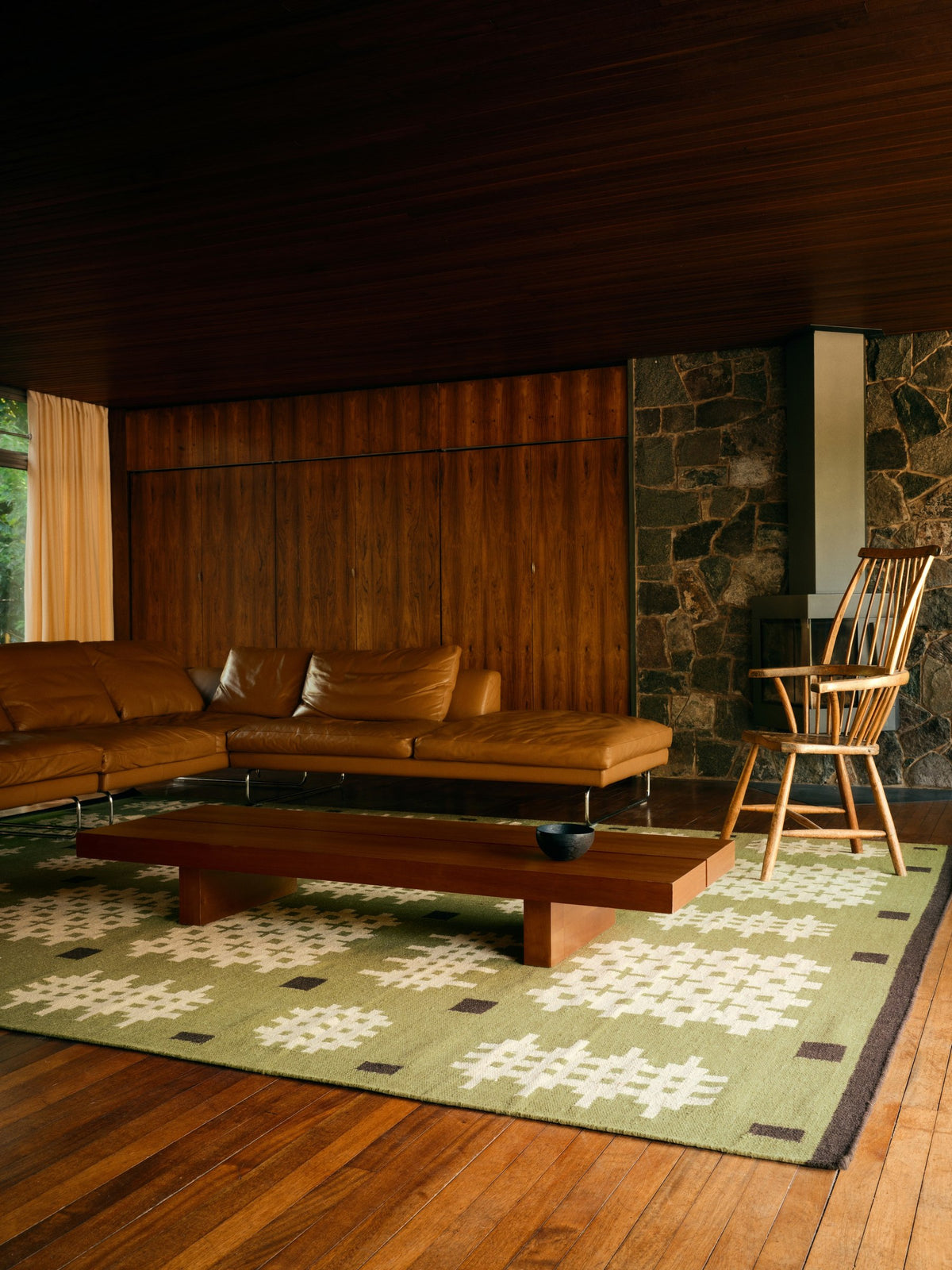 Layered x Tom Morris Ryg Bardsey Green platgeweven wollen vloerkleed, in een woonkamer