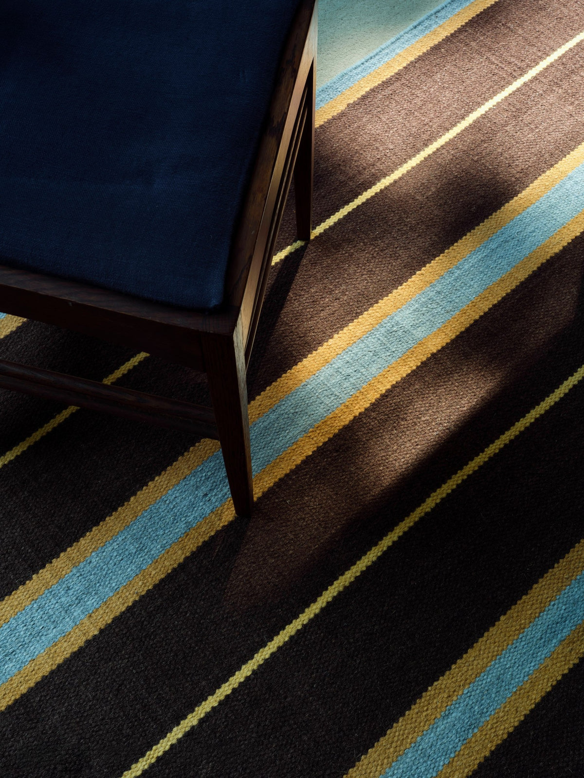Layered x Tom Morris Racer Stripe Betty Brown tapis tissé plat en laine, détail du tissage plat