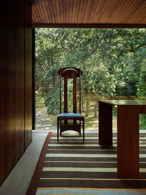 Layered x Tom Morris Racer Stripe Betty Brown tapis tissé plat en laine, dans un intérieur