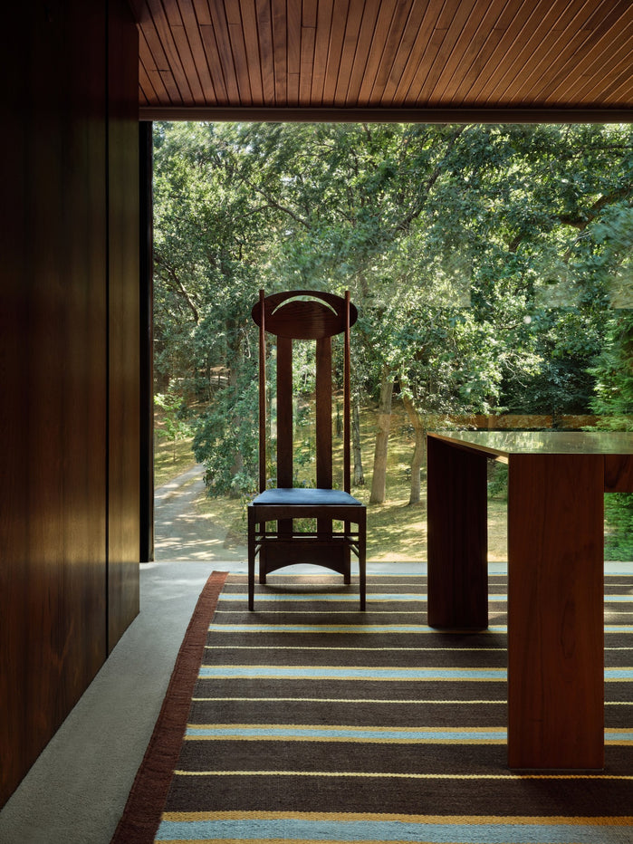 Layered x Tom Morris Racer Stripe Betty Brown tapis tissé plat en laine, dans un intérieur