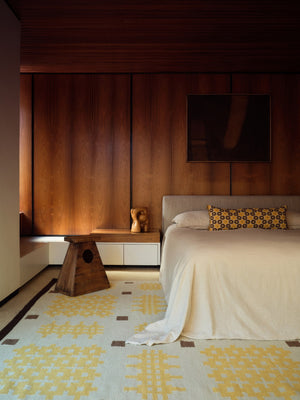 Layered x Tom Morris Ryg Dandelion flachgewebter Wollteppich, im Schlafzimmer