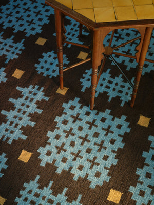 Layered x Tom Morris Ryg Olwen Blue platgeweven wollen vloerkleed, detail van het platte weefsel