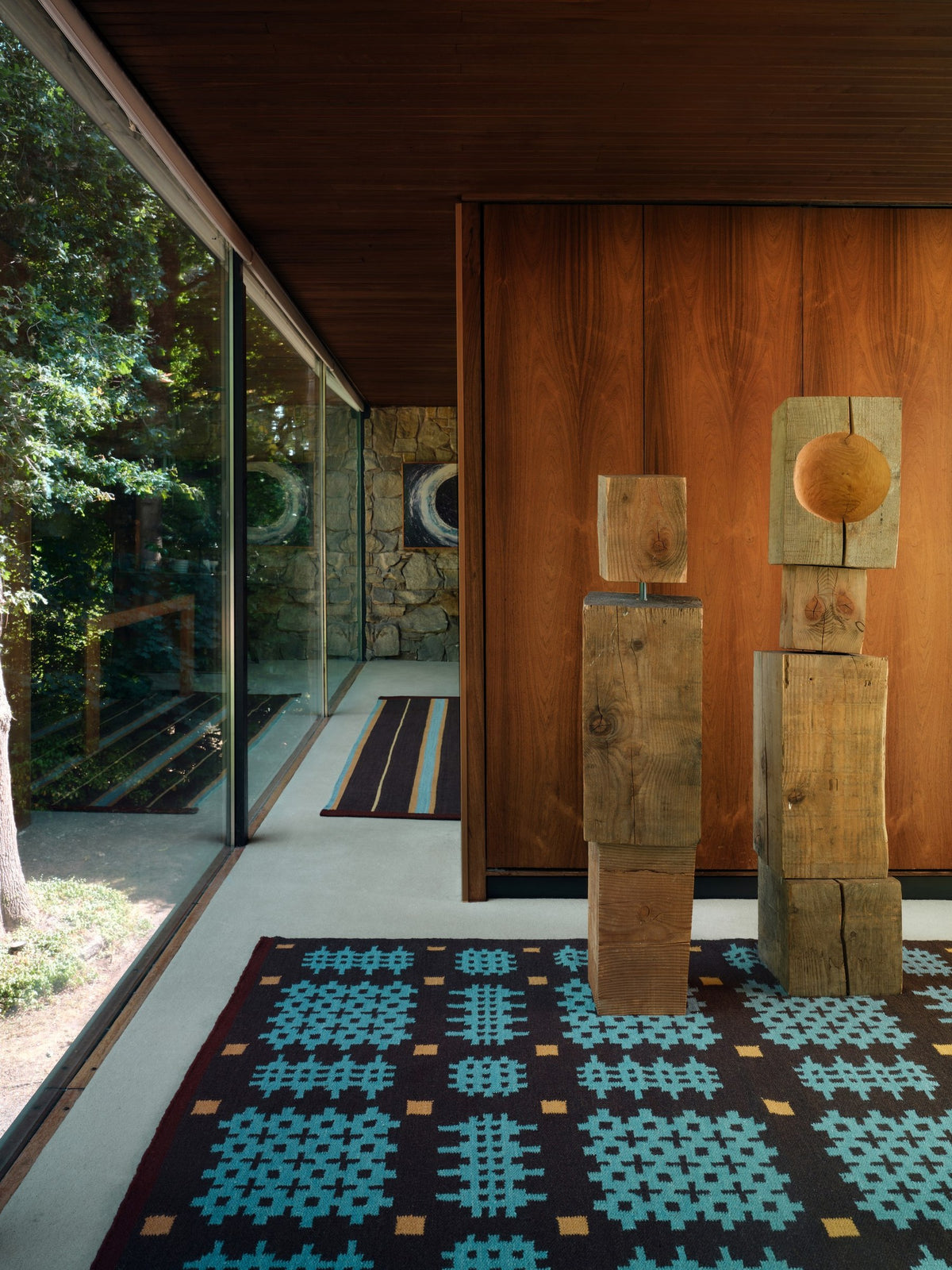 Layered x Tom Morris Ryg Olwen Blue platgeweven wollen vloerkleed, in een interieur