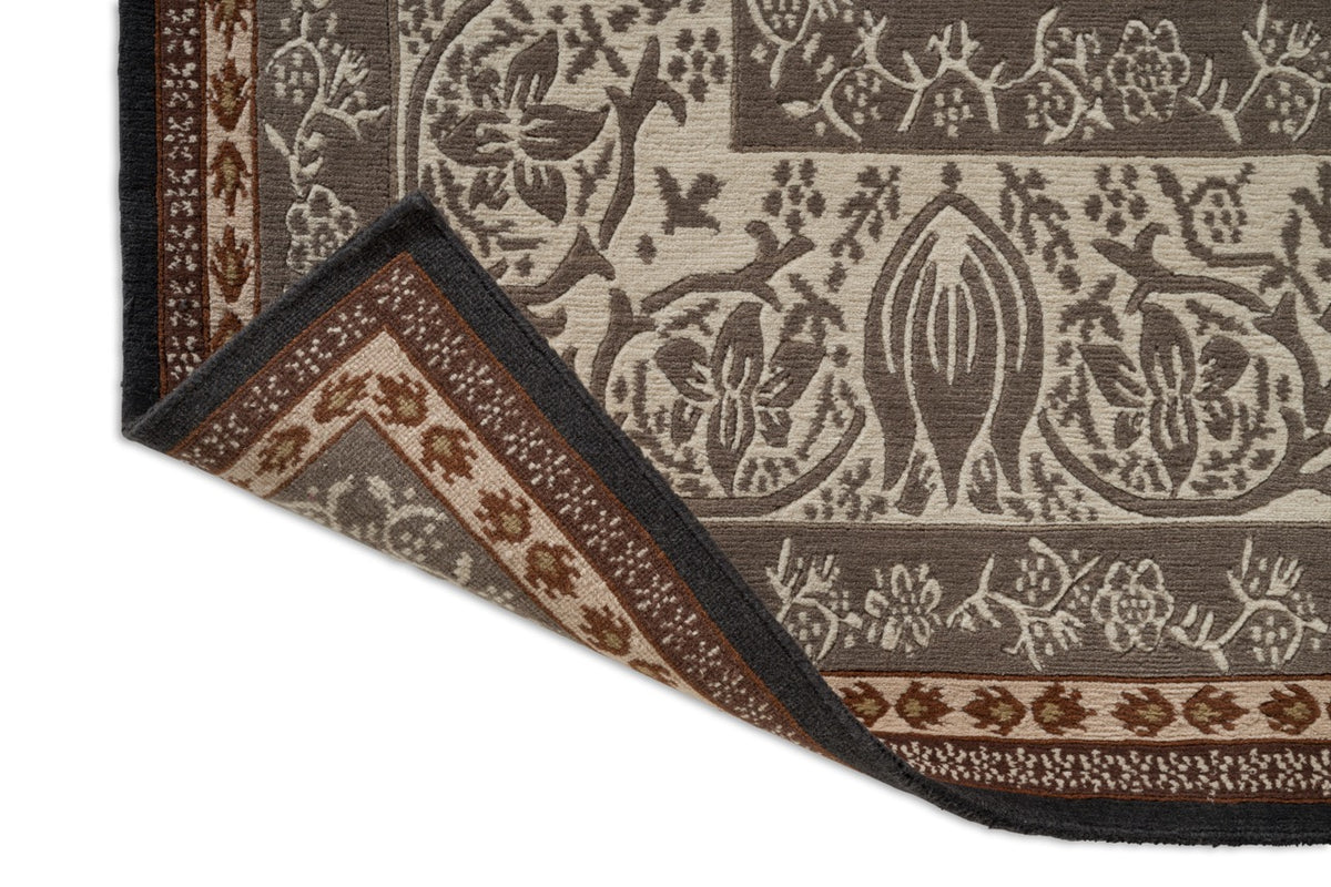 Morris & Co Borage Grey Teppich, Detail von umgeschlagener Ecke und Rücken