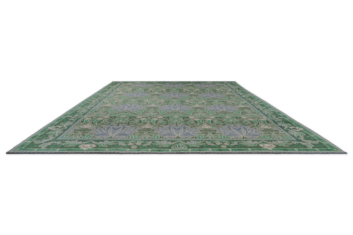 Tapis Morris & Co Helena Mineral vert d'eau et bleu lavande, vue en perspective