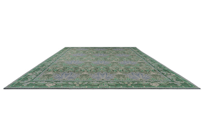Tapis Morris & Co Helena Mineral vert d'eau et bleu lavande, vue en perspective