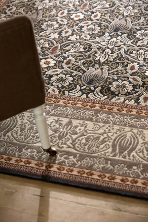 Morris & Co Borage Grey Teppich in Steingrau, Elfenbein und Ocker, im Wohnraum, vierte Ansicht