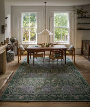 Tapis Morris & Co Helena Mineral vert d'eau et bleu lavande, dans un intérieur