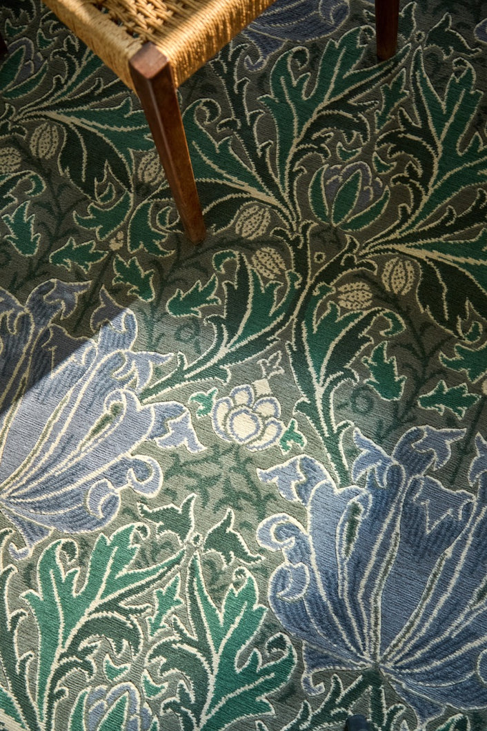 Tapis Morris & Co Helena Mineral vert d'eau et bleu lavande, dans un intérieur, troisième vue