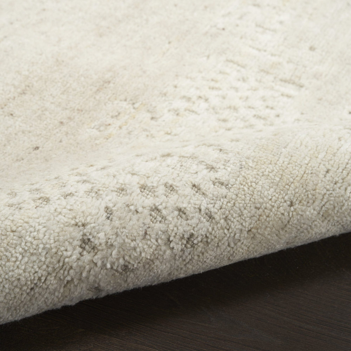 Nourison Harmony HAY07 Ivory rug, texture of the high low pile