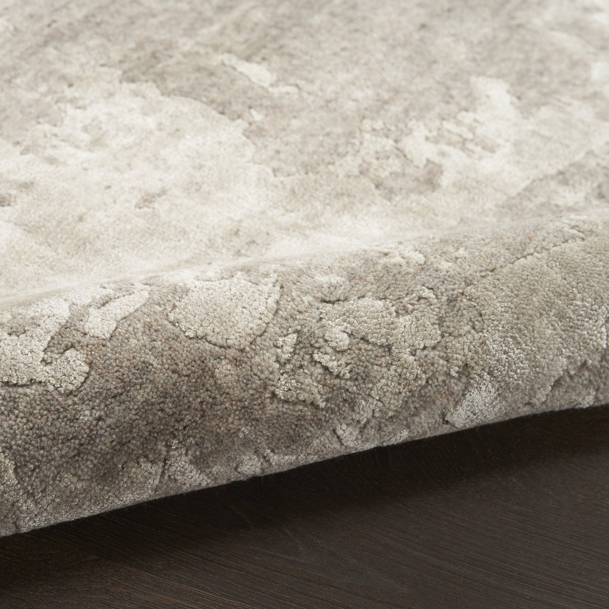 Nourison Harmony HAY06 Silver Grey rug, texture of the high low pile